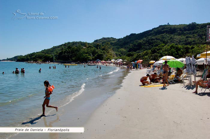 muita gente na praia da daniela em florianopolis