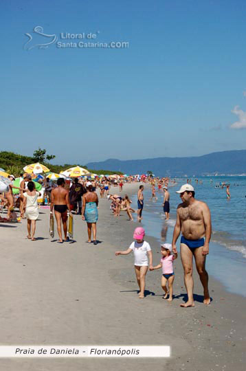pai, fazendo caminha com seus filhos na praia da daniela floripa santa catarina brasil