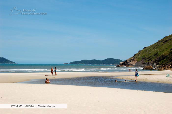 pessoas se divertindo no riozinho da praia da solidão em florianópolis santa catarina brasil