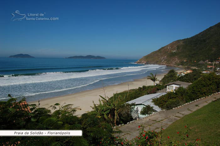 vista da praia da solidao, e ao fundo duas ilhas lindas