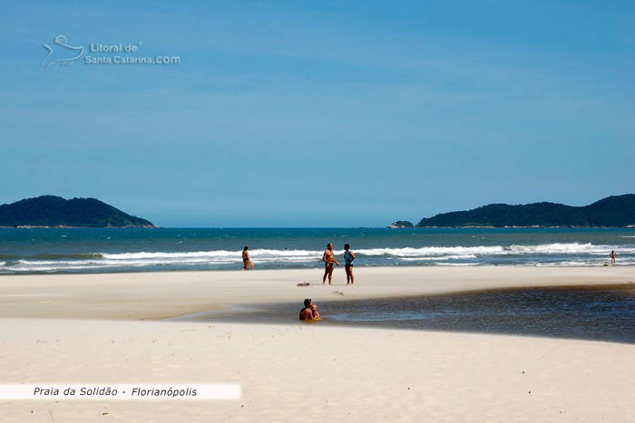 pessoas na praia da solidão sc