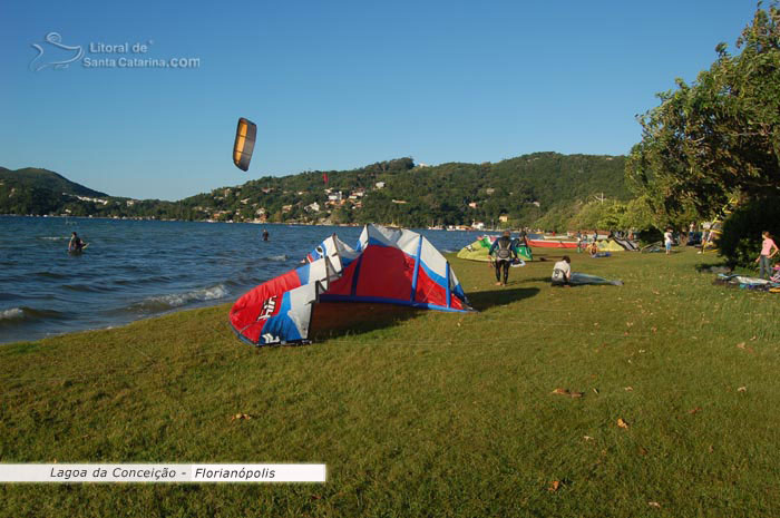 Lagoa da conceição, galera se preparando para fazer um kite surf