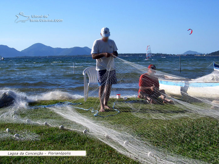 Pescador arrumando sua rede para ir em busca da tainha, partindo da lagoa da conceição florianópolis