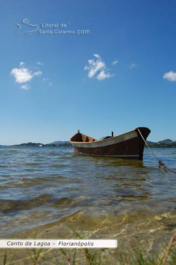 Barco parado na lagoa de floripa