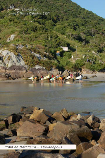 praia do matadeiro, galera indo fazer um surf