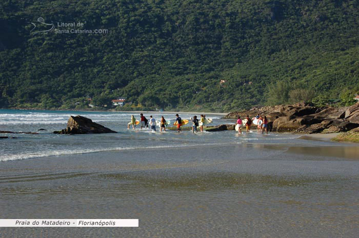 surfistas indo pegar uma ondas na praia do matadeiro