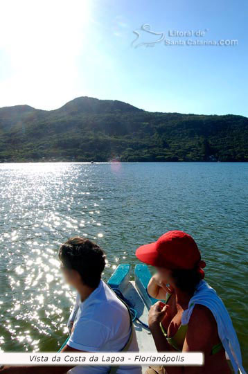 Vista da costa da lagoa, travessia de barcos até os restaurantes de uma comunidade que vive do outro lado.