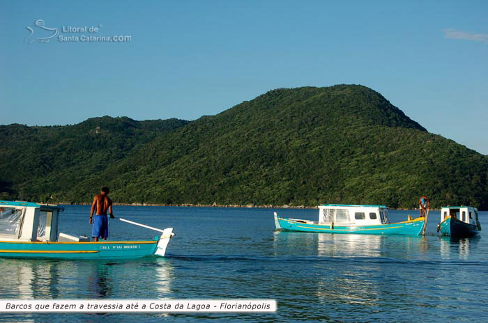 barcos que fazem a travessia até o canto da lagoa, floripa