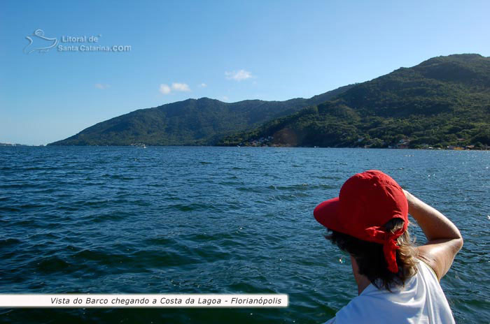 vista do barco chegando a costa da lagoa