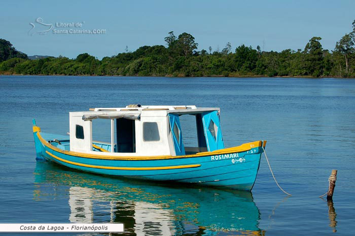 barquinho parado nas águas do canto da lagoa, a espera de turístas