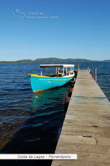 barco parado no pier