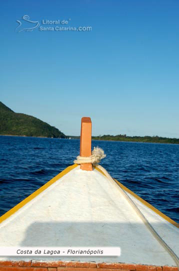 frente do barco e ao fundo vista costa da lagoa de florianópolis sc