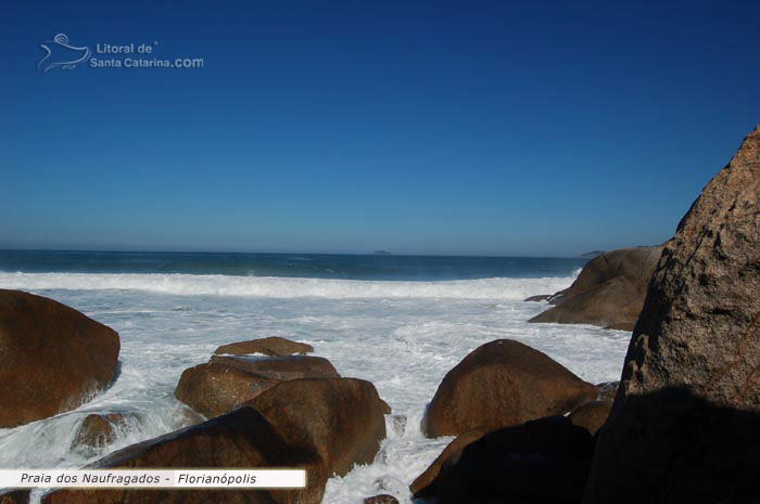 pedras no canto direito da praia dos naufragados em santa catarina