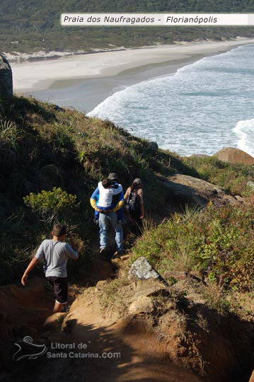 família fazendo trilhas para chegar a praia de naufragados