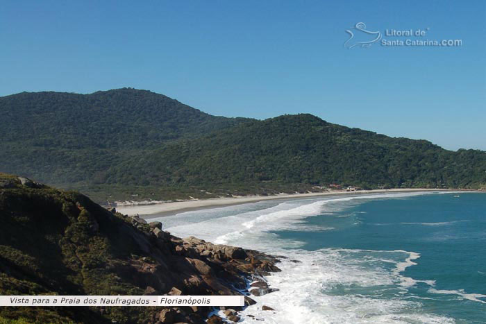 vista do alto do morro, para a praia de naufragados sc