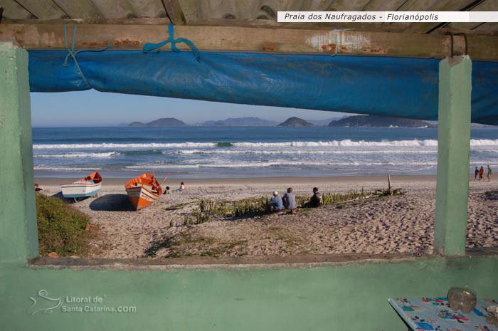 bar pé na areia da praia de naufragados