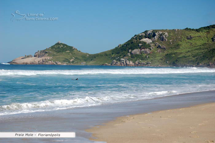 Praia Mole, Florianópolis, Mar Azul, um morro maravilhoso e a galera pegando onda neste paraíso catarinense