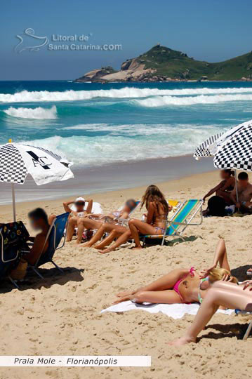 Praia Mole em Florianópolis, Mulherada tomando sol