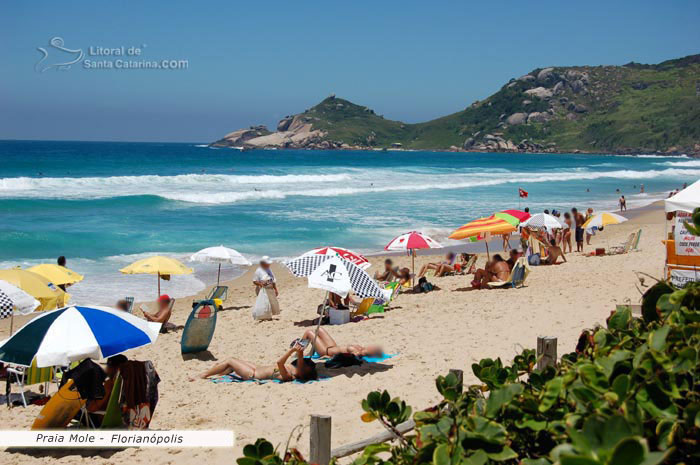 Mole, Floripa, restinga, areia branquinha, mar azul e as pessoas curtindo um sol nas areias da praia mole