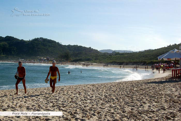 Praia Mole, pessoas fazendo caminha e vista da orla total deste paraíso do litoral sc