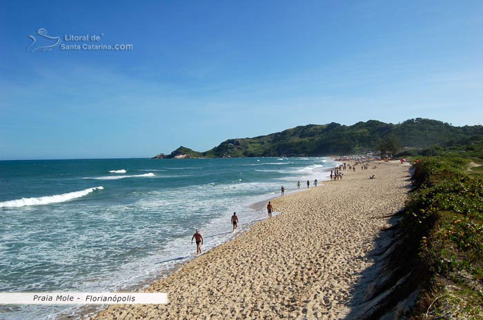 Praia Mole, pessoas caminhando nas areia deste lugar todo especial de floripa