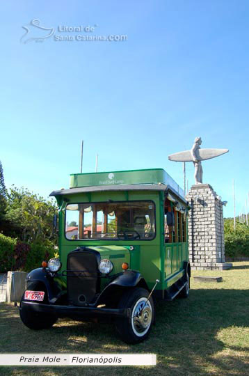 Monumento do surf, localizado em frente a praia mole de santa catarina