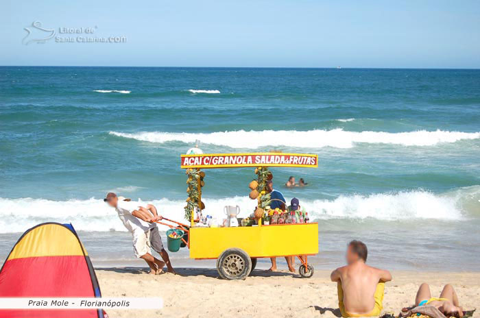 Praia Mole, pessoas puxando nas areias da mole, carrinho de açaí com granola e salada de frutas 