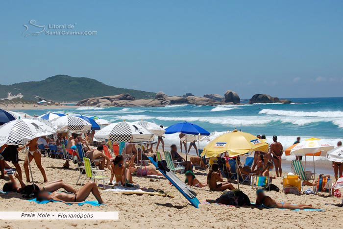 Praia Mole lotada de turístas