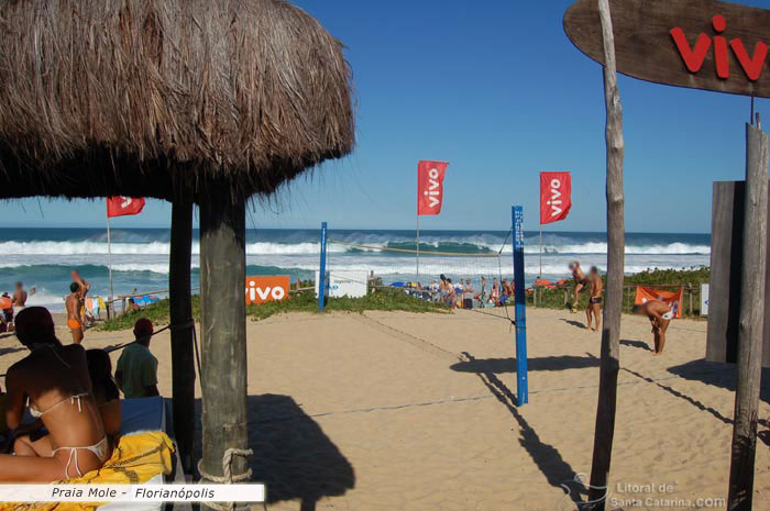 Praia Mole, volei e de fundo um mar simplesmente fantástico