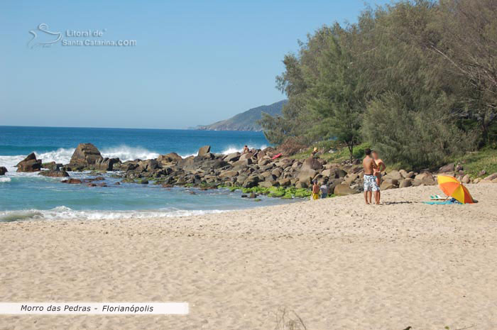 casal namorando na praia do morro das pedras sc