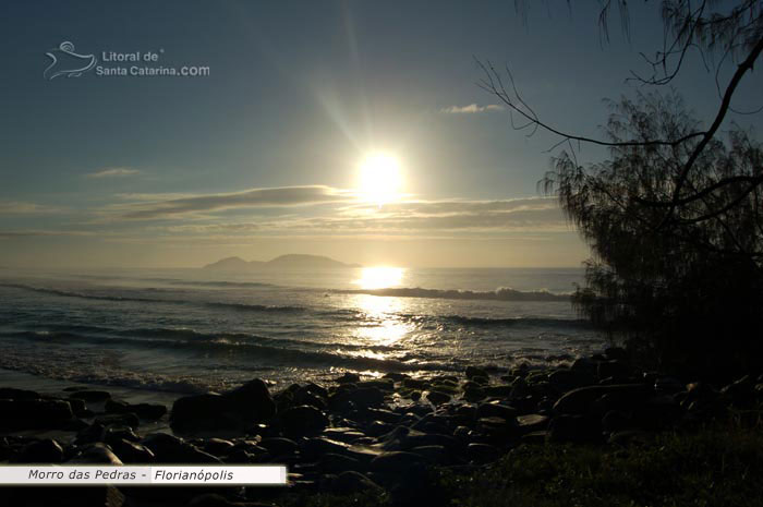 acaba de nascer um lindo sol na praia do morro das pedras