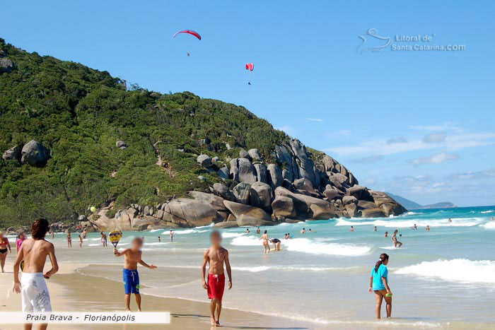 Praia brava, floripa, galera jogando frescobol, outras mergulhando