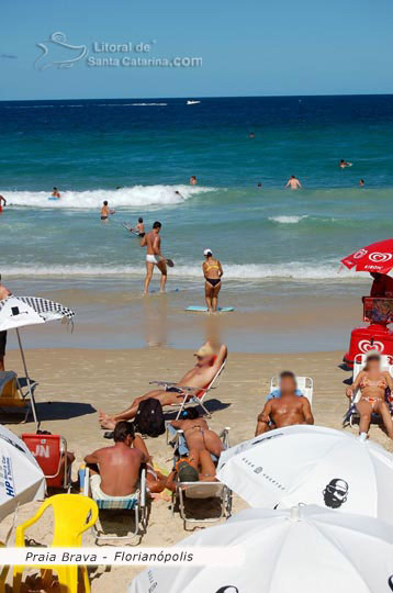 Tomando sol na praia brava de florianopolis