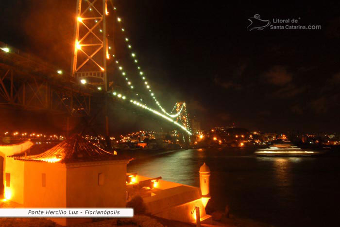 foto noturna da ponte hercílio luz