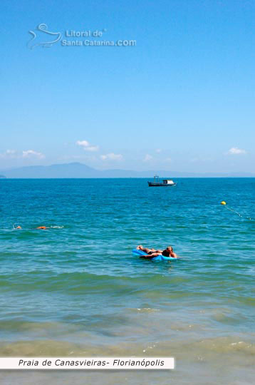 praia de canavieiras, pessoas boiando no mar de santa catarina