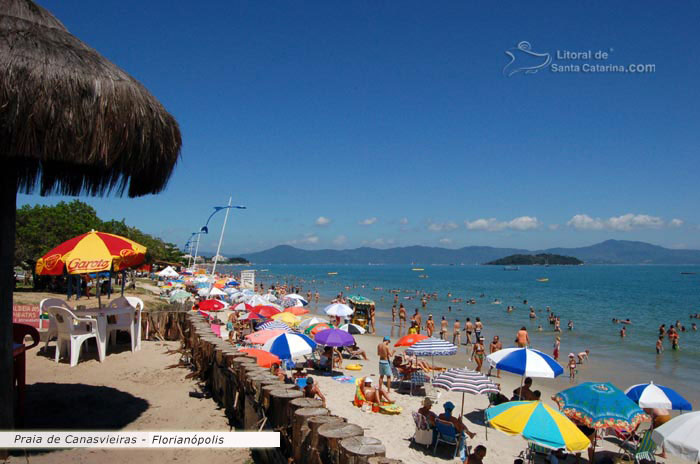 Canasvieiras, pessoas aproveitando muito e se deslumbrando com esta praia de florianopolis