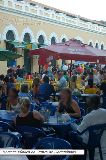mercado público de floripa lotado de gente tomando uma cerveja