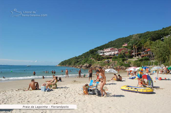 praia lagoinha, lotada na alta temporada do verão catarinense
