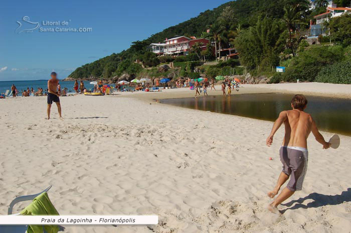 garotos jogando frescobol na praia da lagoinha sc