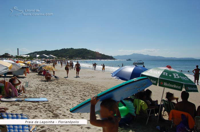 orla da praia da lagoinha, repleta de turistas