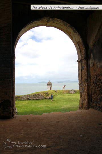 Vista da janela da fortaleza de anhatomirim