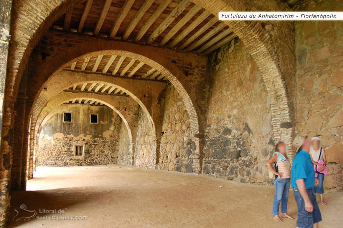 Arquitetura e turistas na fortaleza de anhatomirim