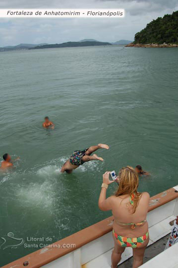Fortaleza de anhatomirim turista mergulhando na prainha
