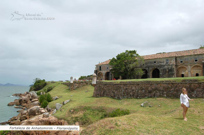 Fortaleza de anhatomirim turista passeando