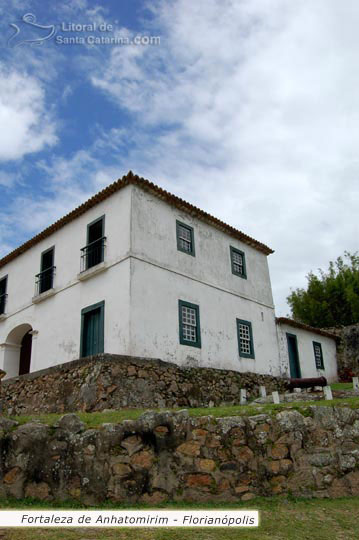 Vista construção antiga fortaleza de anhatomirim