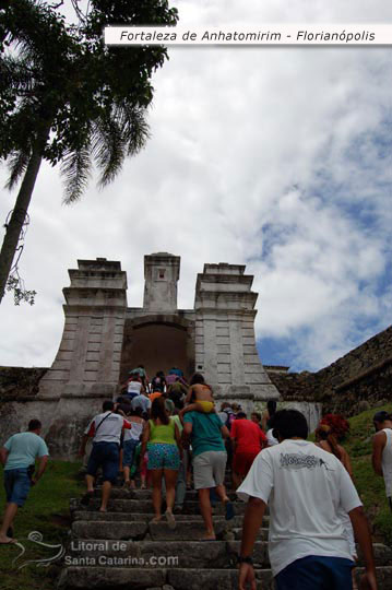 Turístas subindo escadas na fortaleza de anhatomirim
