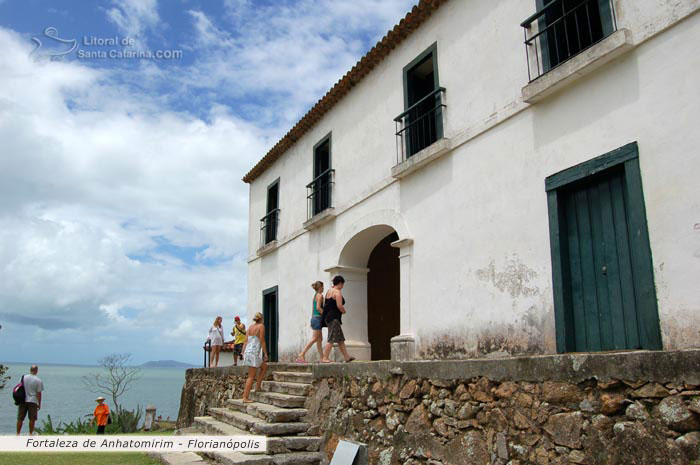 Fortaleza Anhatomirim arquitetura antiga