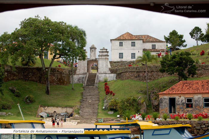 Vista frontal da fortaleza de anhatomirim