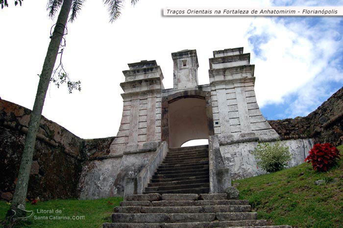 Monumento na fortaleza de anhatomirim