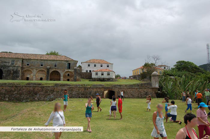 Turistas visitando a fortaleza de anhatomirim